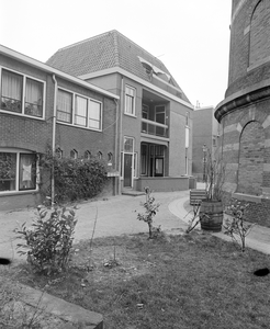 884801 Gezicht op de voorgevel van het gerestaureerde pand Lauwerhof 1-7 te Utrecht, met rechts de watertoren.